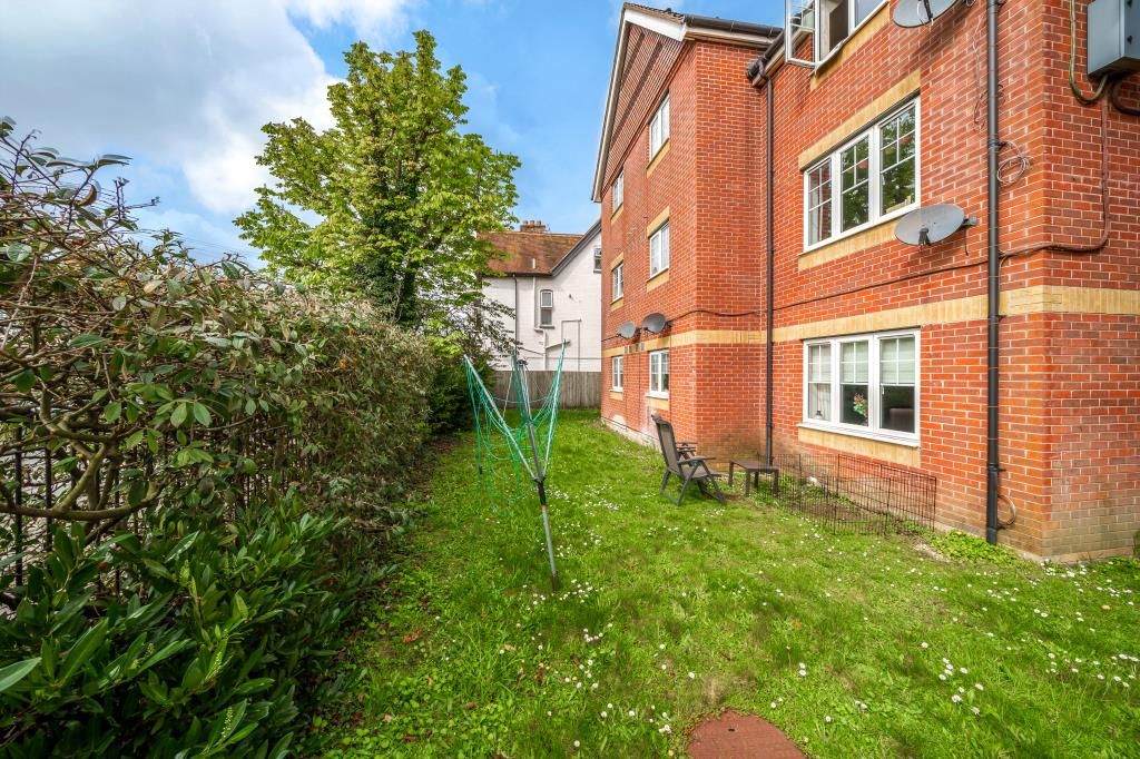 2 bed flat for sale in Newbury, Berkshire RG14, £160,000