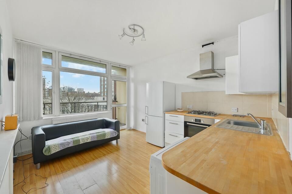 1 bed flat for sale in Christian Street, London E1, £290,000