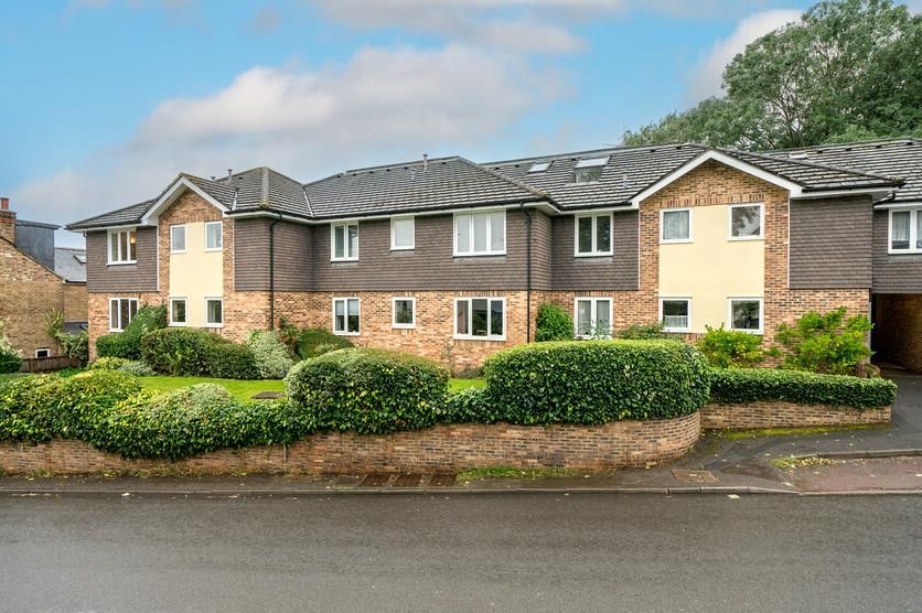 2 bed flat for sale in The Cloisters, Church Lane, Kings Langley, Hertfordshire WD4, £175,000