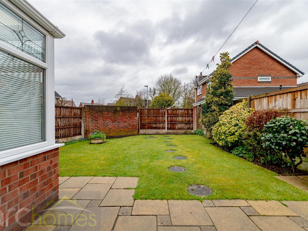 3 bed detached house for sale in Kennet Way, Leigh WN7, £250,000