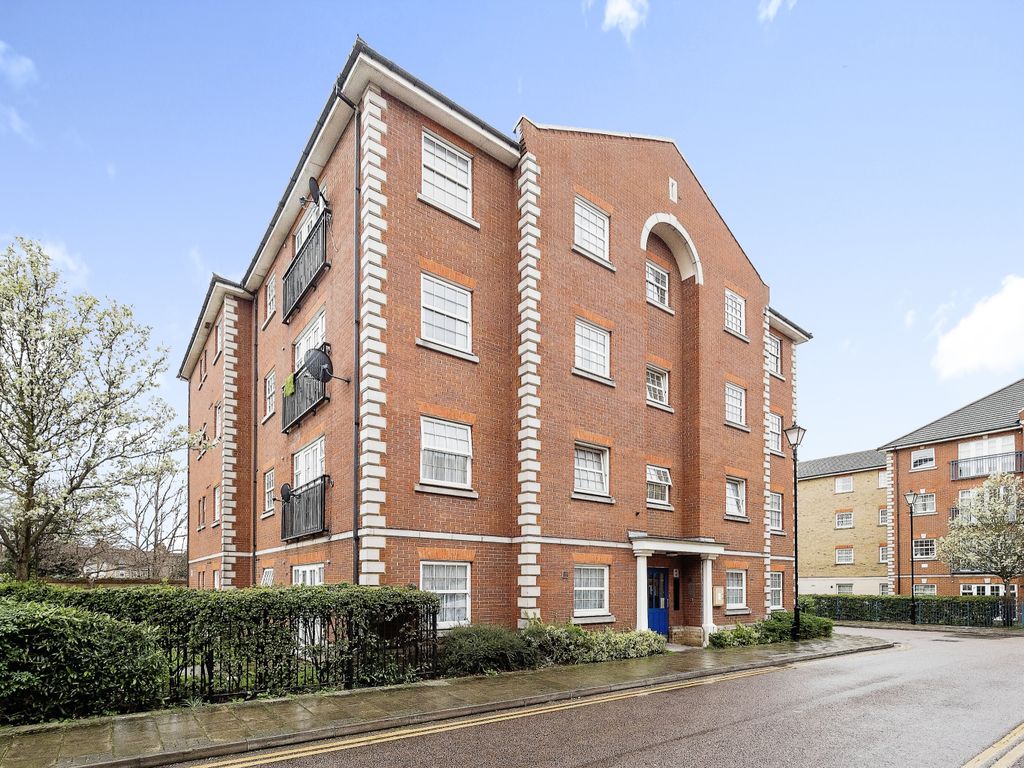 2 bed flat for sale in Manor Park, London E12, £300,000