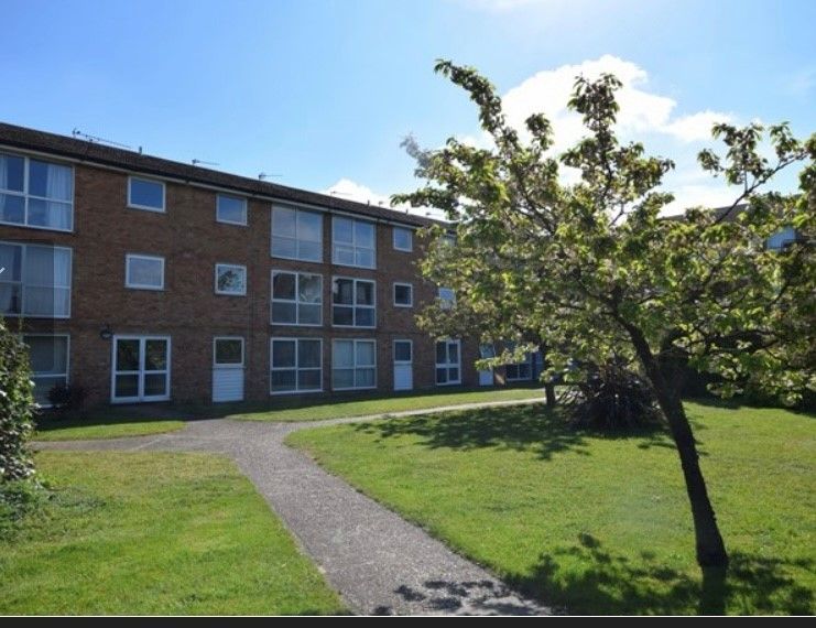 2 bed flat for sale in Meadow Close, London Colney AL2, £225,000
