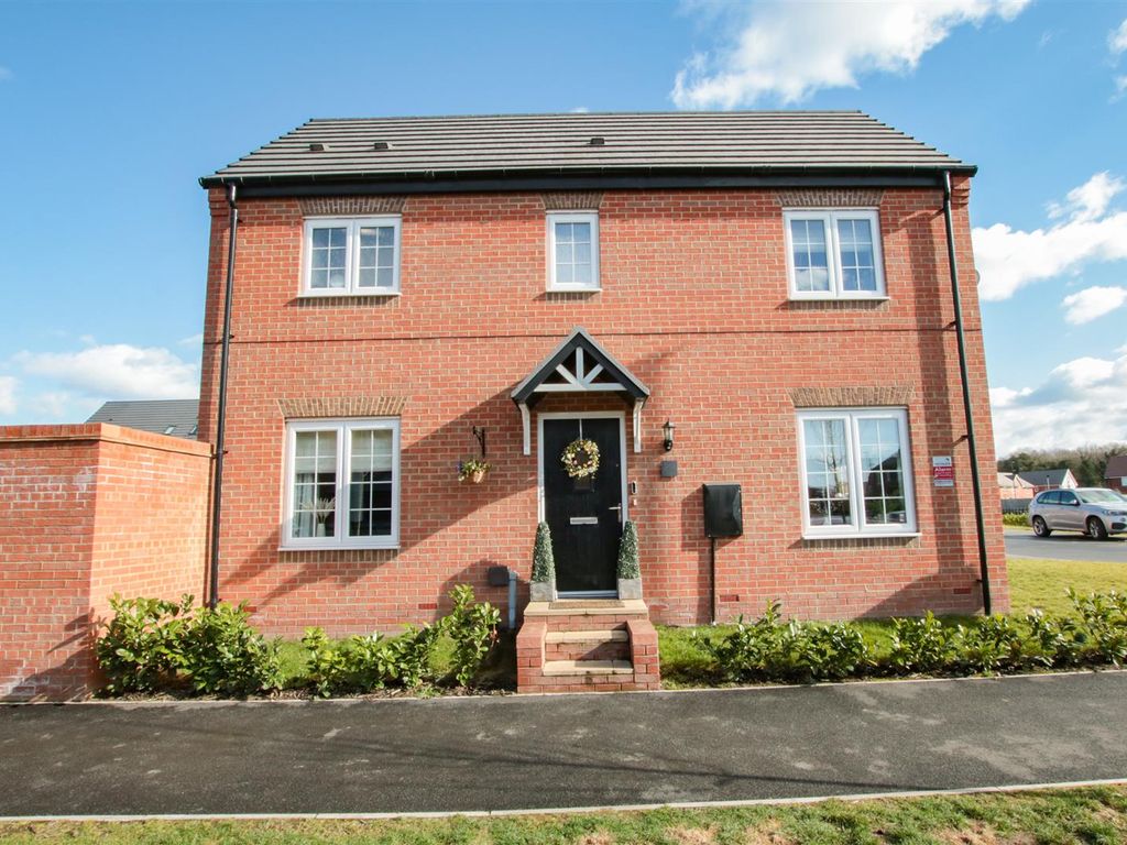 3 bed semi-detached house for sale in Cutter Lane, New Rossington, Doncaster DN11, £195,000