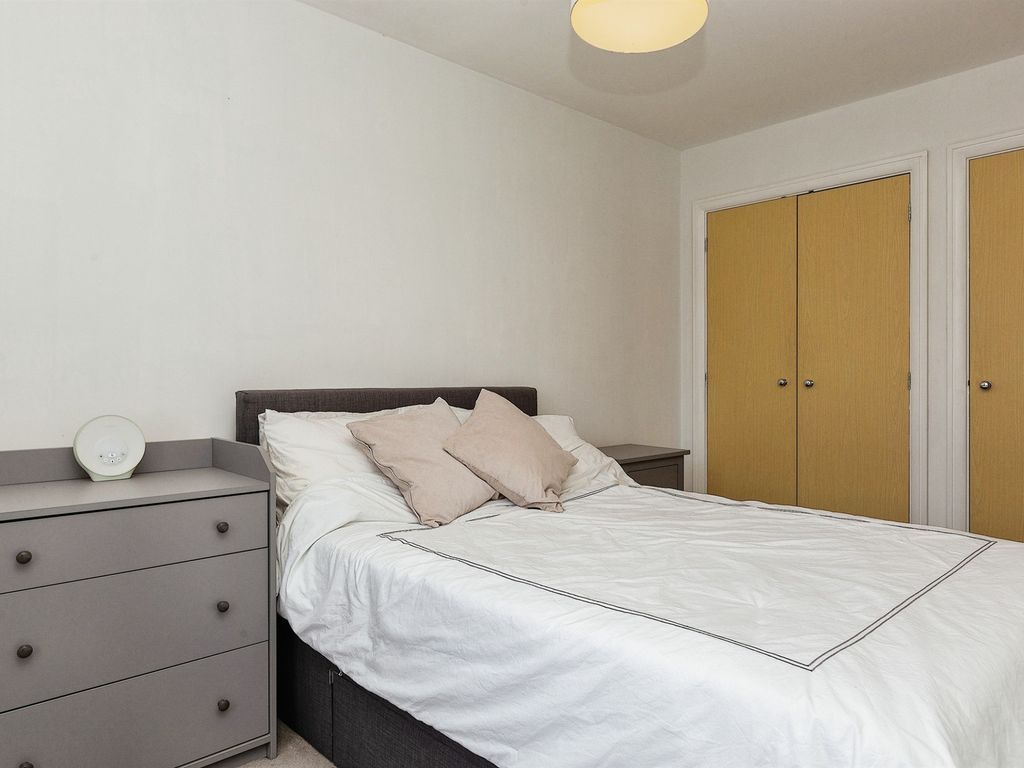 2 bed flat for sale in Coxhill Way, Aylesbury HP21, £200,000