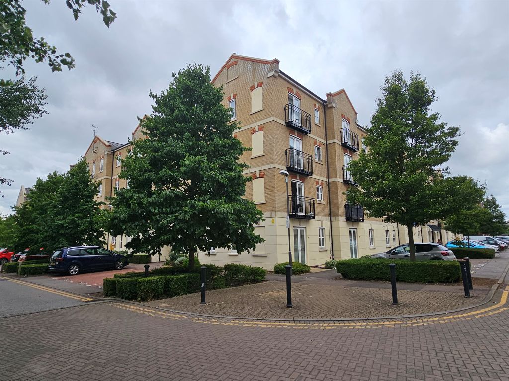 2 bed flat for sale in Coxhill Way, Aylesbury HP21, £200,000
