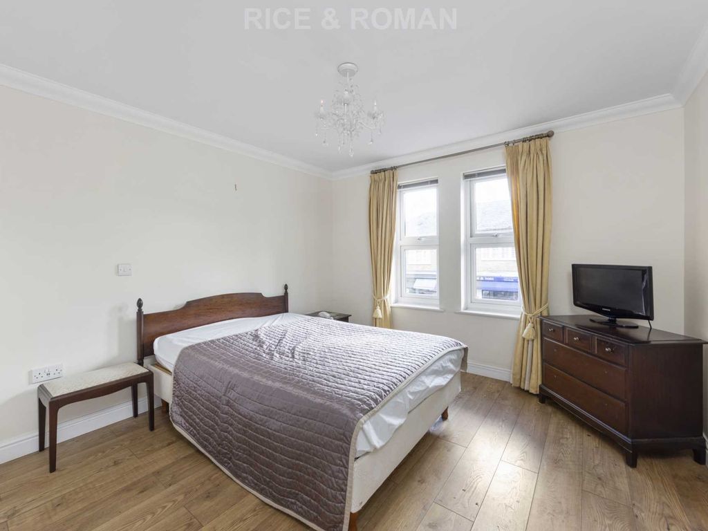 1 bed flat for sale in Oatlands Drive, Weybridge KT13, £235,000