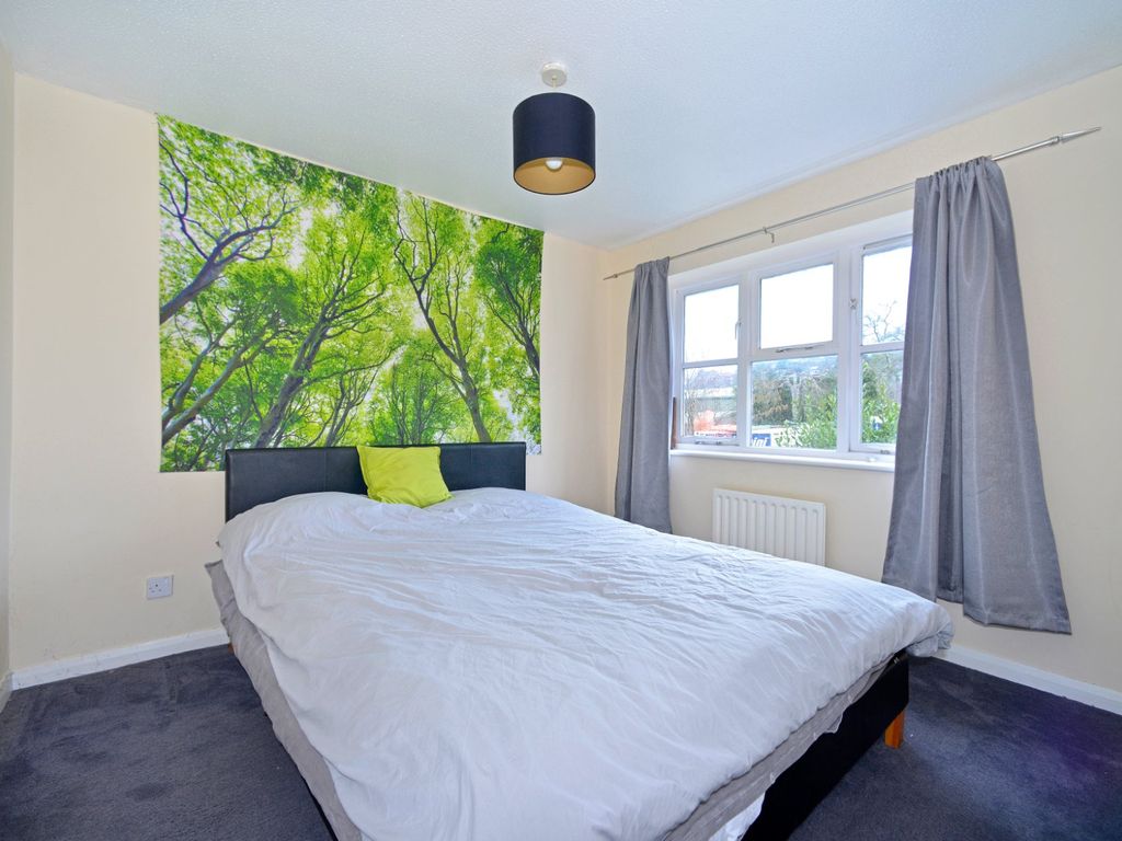 1 bed flat for sale in Elizabeth Road, Farncombe, Surrey GU7, £220,000