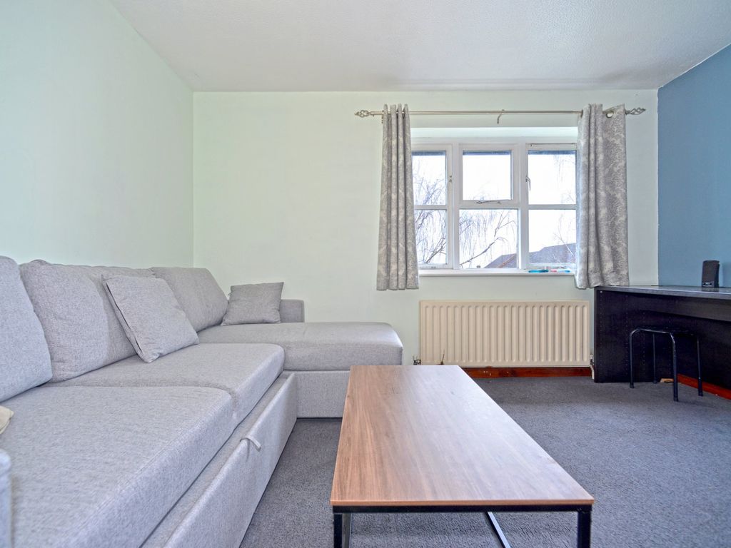 1 bed flat for sale in Elizabeth Road, Farncombe, Surrey GU7, £220,000