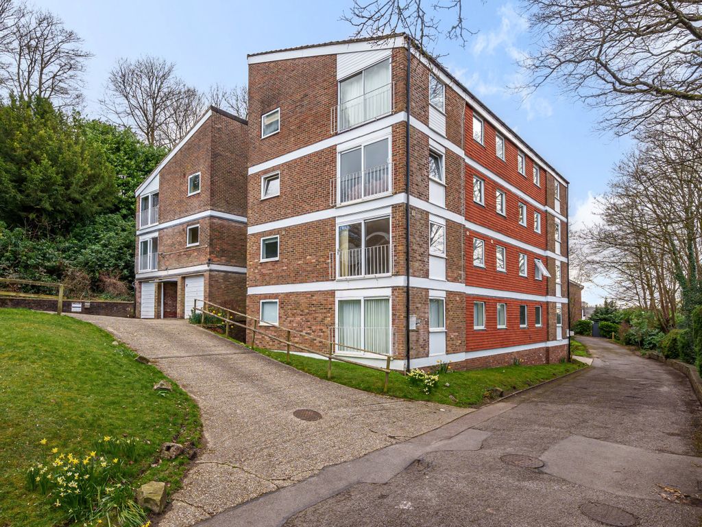 2 bed flat for sale in Haslemere, Surrey GU27, £265,000