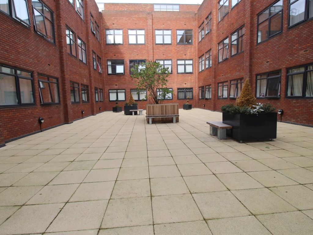 1 bed flat for sale in Flowers Way, Luton LU1, £155,000