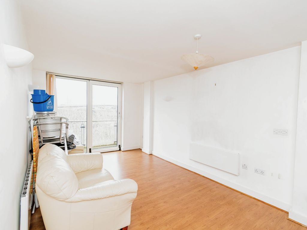 2 bed flat for sale in Channel Way, Southampton SO14, £145,000