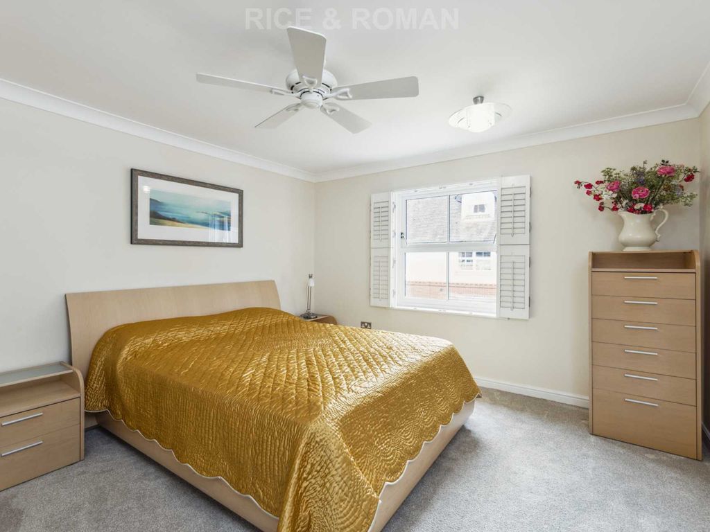 1 bed flat for sale in The Ambassador, Sunningdale SL5, £199,950