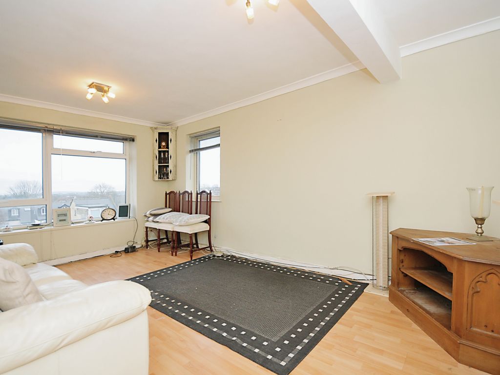 2 bed flat for sale in Maple Road, London SE20, £250,000