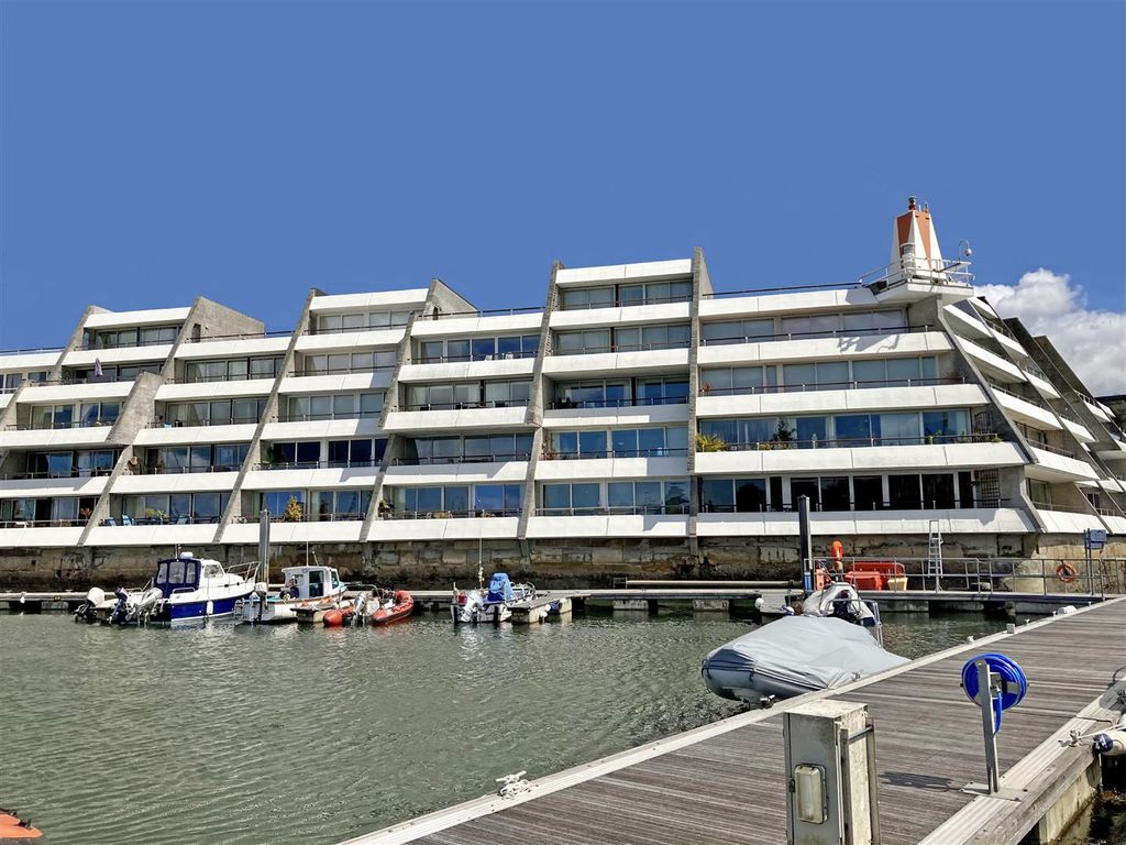 1 bed flat for sale in Ocean Court, Richmond Walk, Stonehouse PL1, £240,000