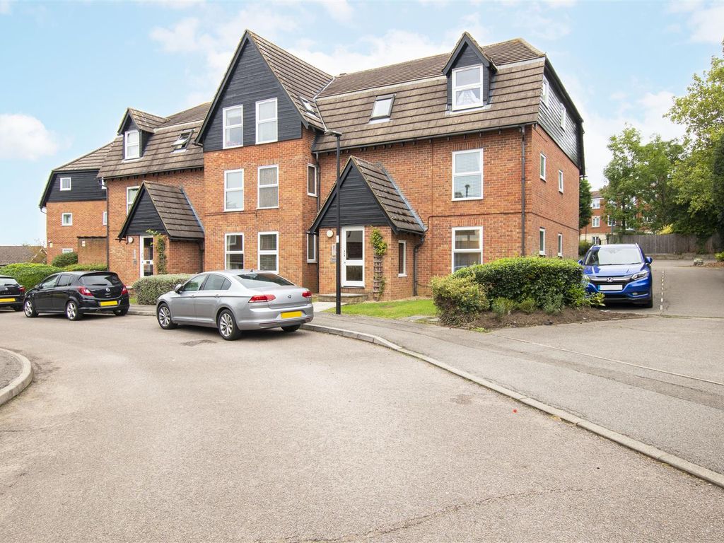 1 bed flat for sale in Millers Green Close, Enfield EN2, £280,000