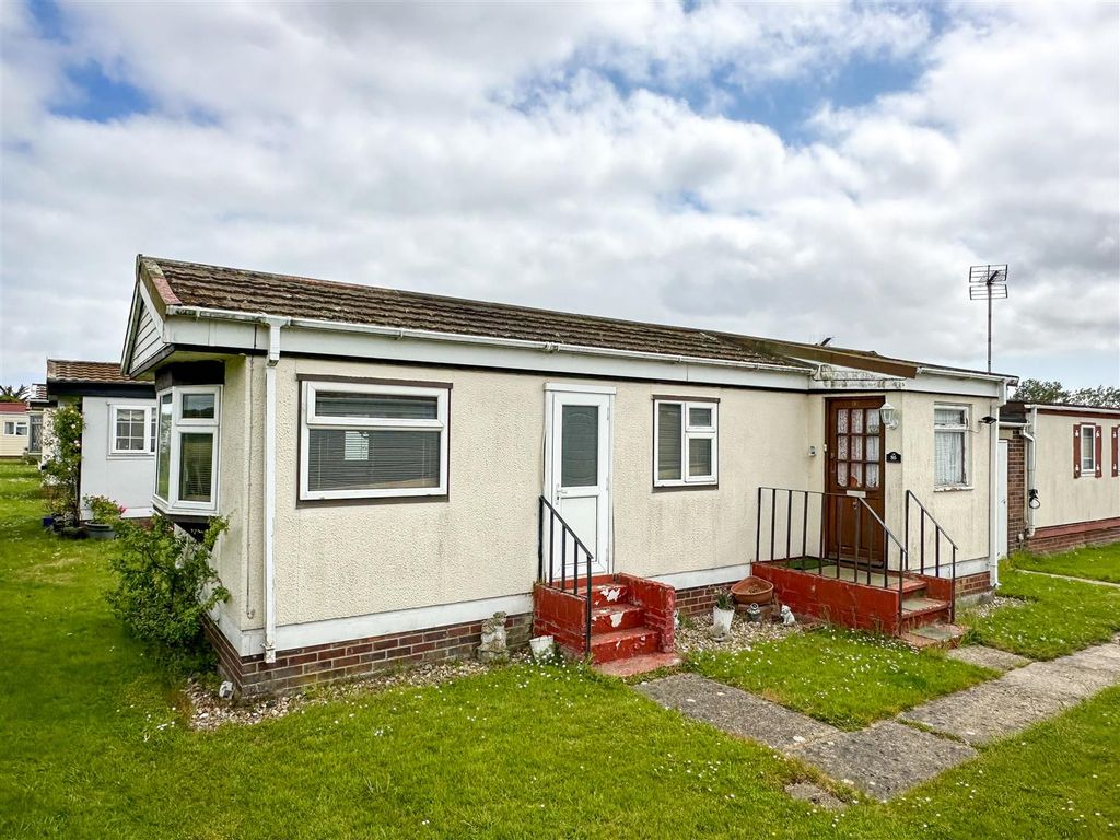 2 bed mobile/park home for sale in Meadow View Park, St. Osyth Road, Little Clacton, Clacton-On-Sea CO16, £30,000