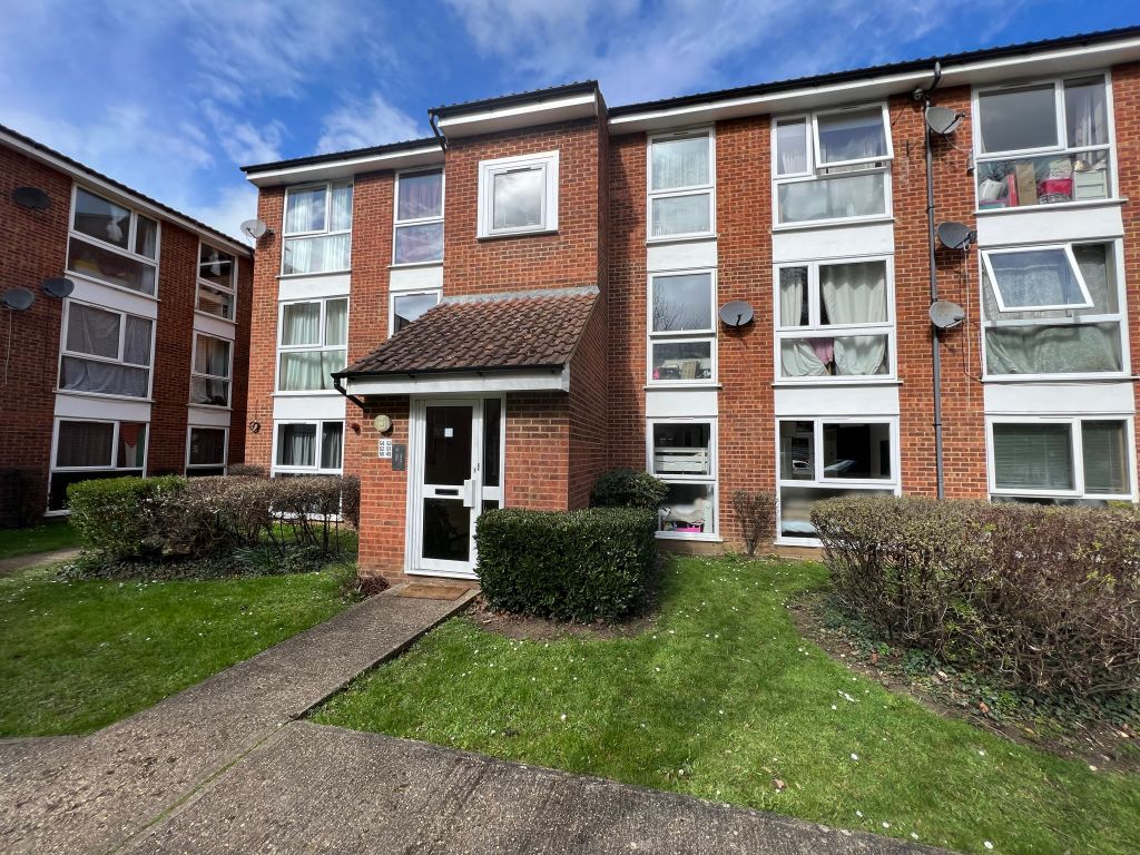 2 bed flat for sale in Trotwood, Chigwell IG7, £260,000