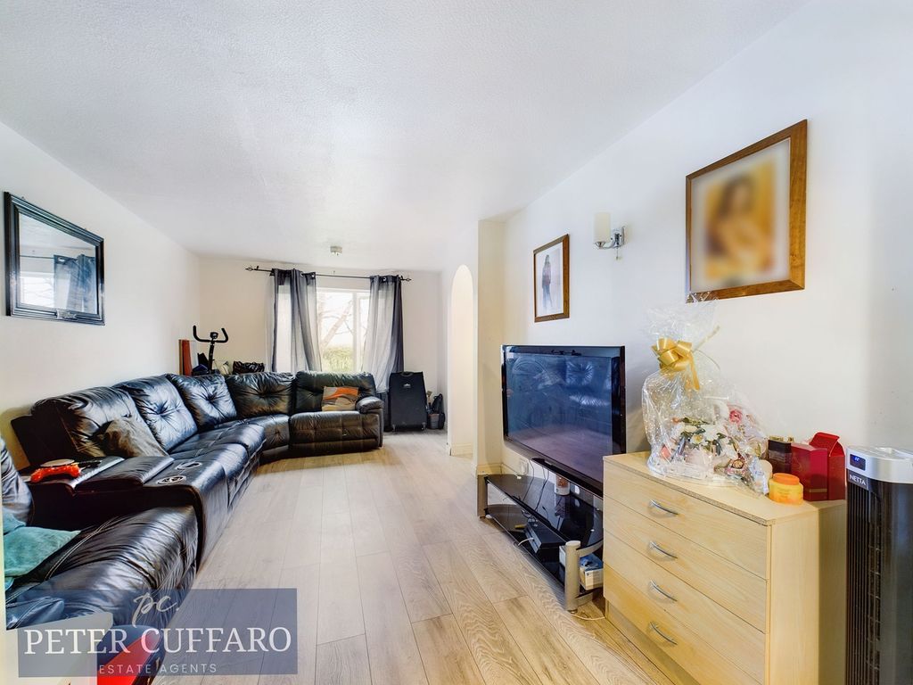 2 bed flat for sale in Maltby Drive, Enfield EN1, £275,000