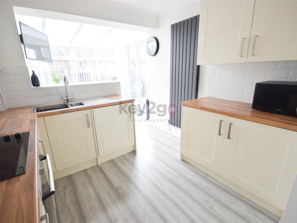 3 bed detached house for sale in Middle Ox Gardens, Halfway, Sheffield S20, £280,000