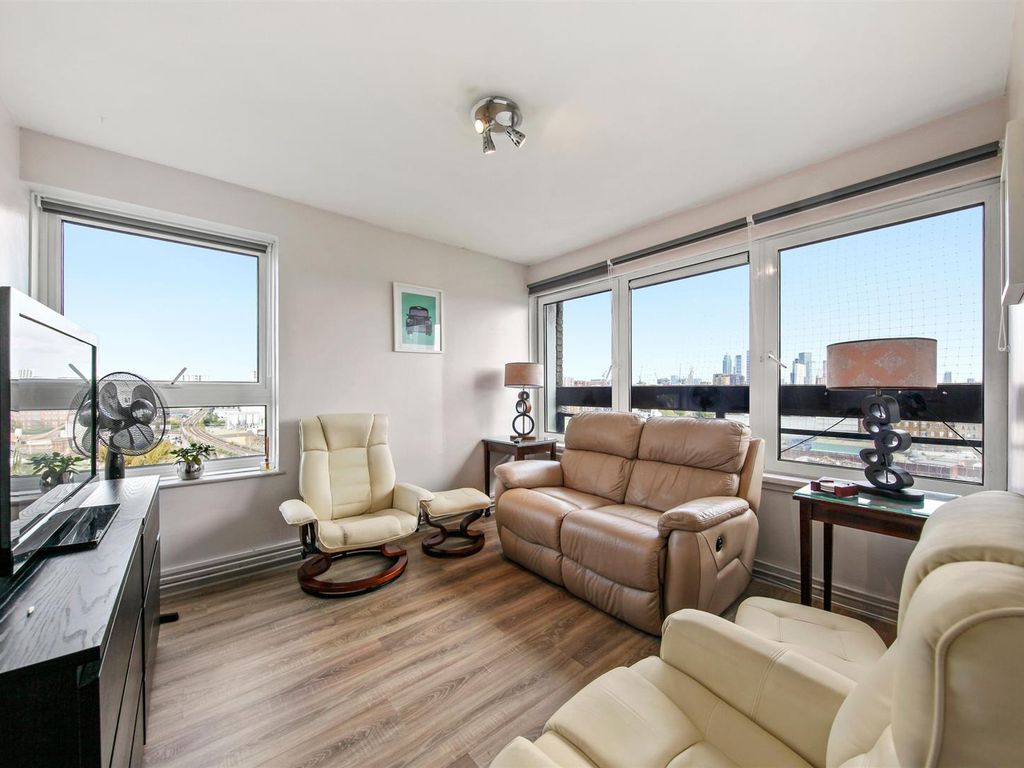 2 bed flat for sale in Amesbury Tower, Wandsworth Road, London SW8, £259,000