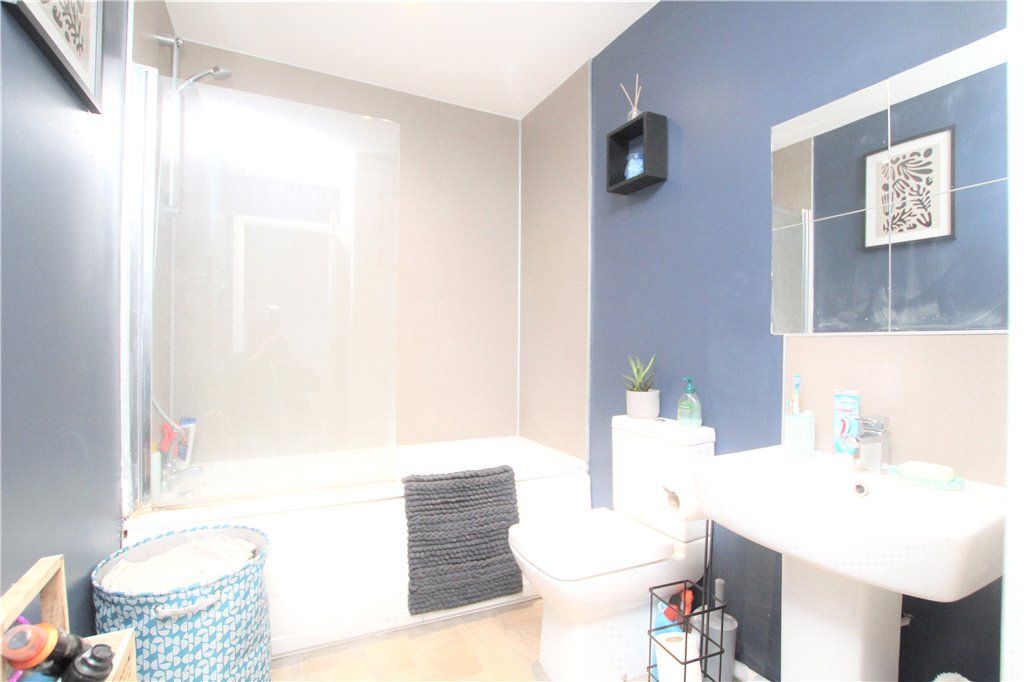 2 bed flat for sale in Rope Walk, Ipswich, Suffolk IP4, £140,000