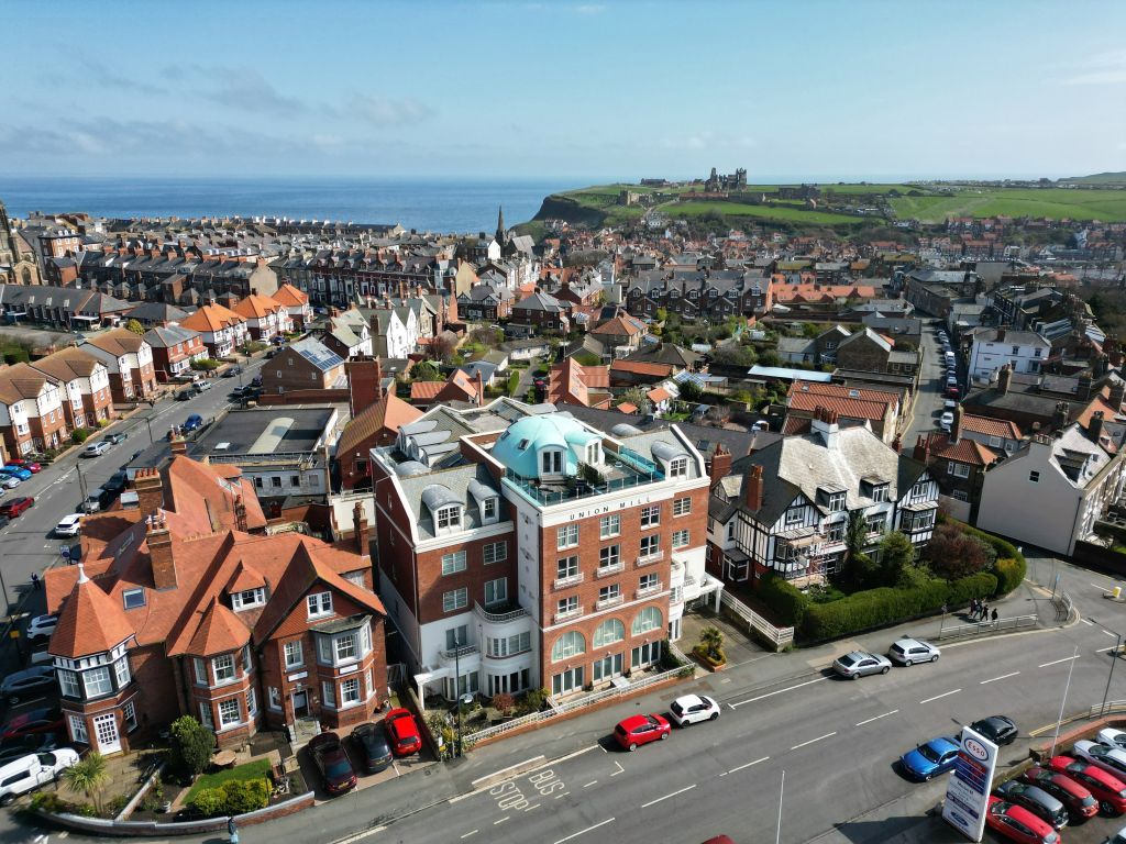 2 bed flat for sale in Upgang Lane, Whitby YO21, £279,950