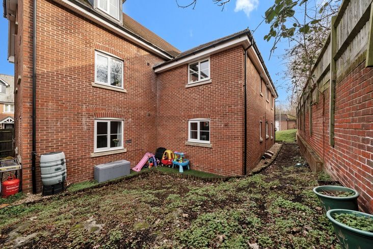 2 bed flat for sale in Ducketts Mead, Reading, Berkshire RG2, £99,450