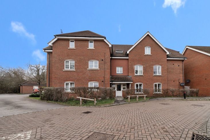 2 bed flat for sale in Ducketts Mead, Reading, Berkshire RG2, £99,450