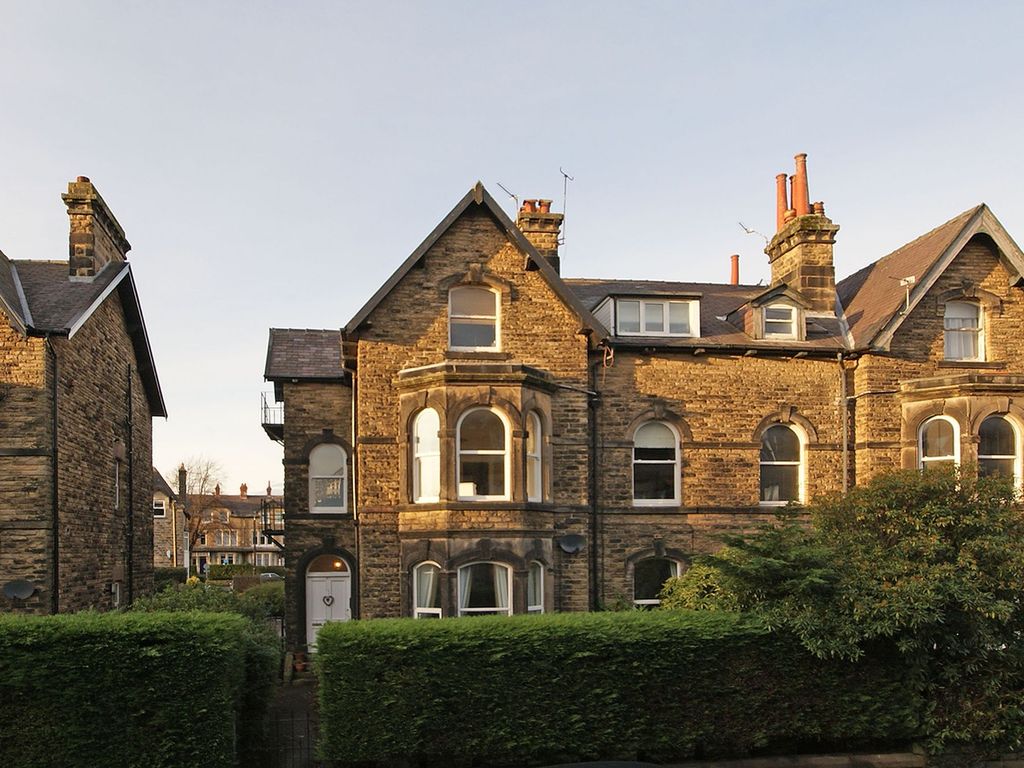 2 bed flat for sale in East Parade, Harrogate HG1, £180,000