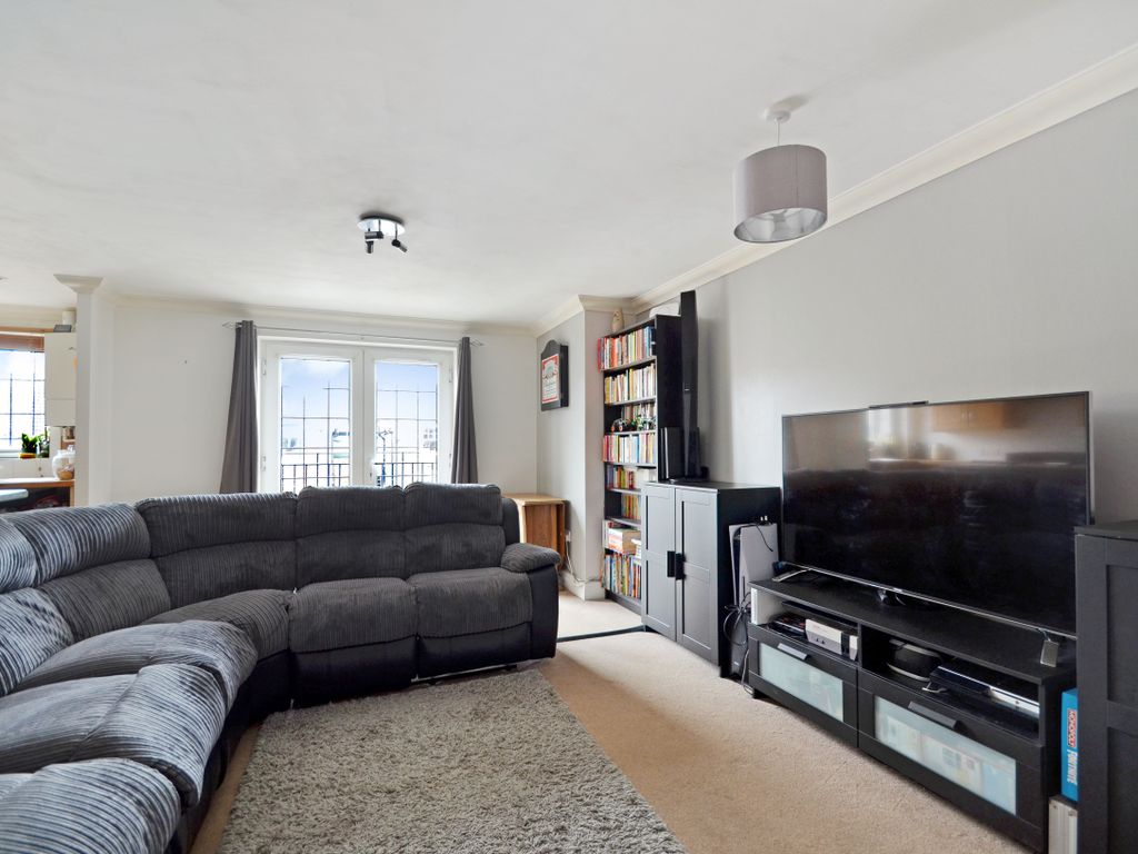 2 bed flat for sale in High Street, Orpington BR6, £135,000