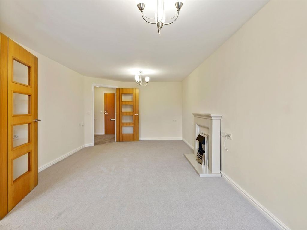 1 bed flat for sale in George Street, Warminster BA12, £134,950