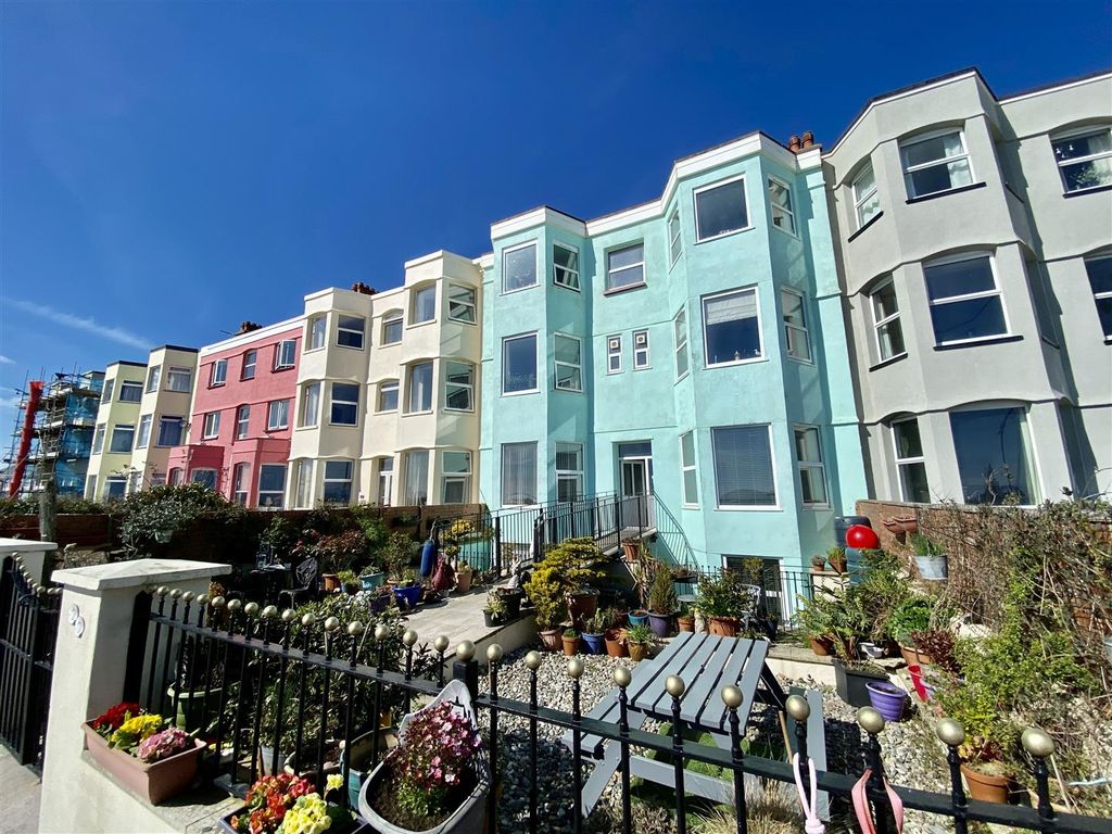 1 bed flat for sale in West End Parade, Pwllheli LL53, £110,000