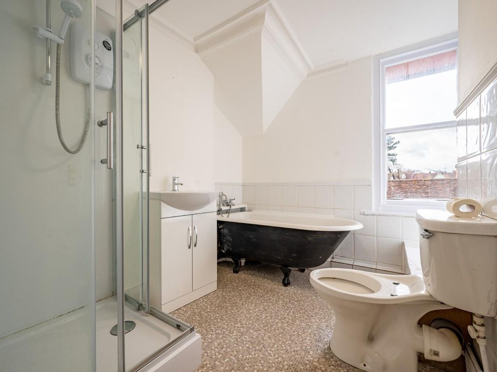 2 bed flat for sale in High Street, Dunmow CM6, £180,000