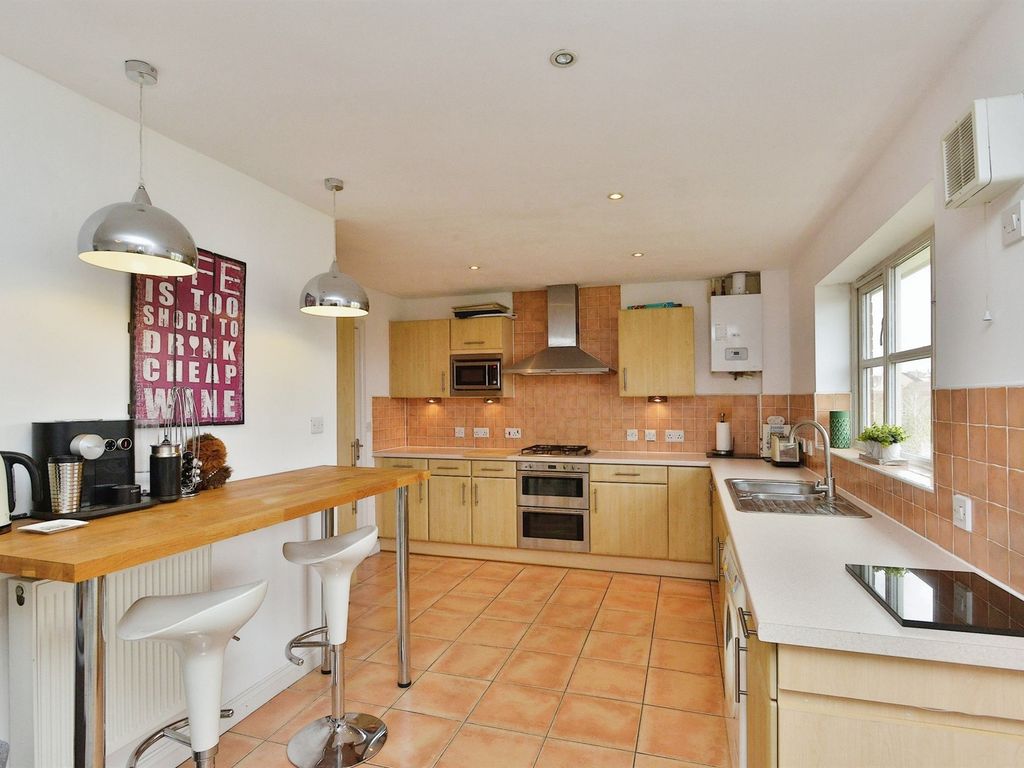 3 bed flat for sale in Darwin Close, Medbourne, Milton Keynes MK5, £270,000