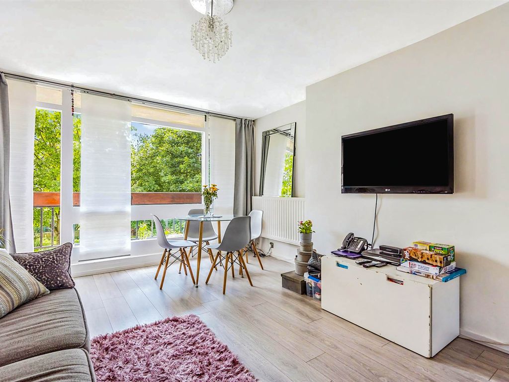 1 bed flat for sale in Thorne Road, London SW8, £335,000