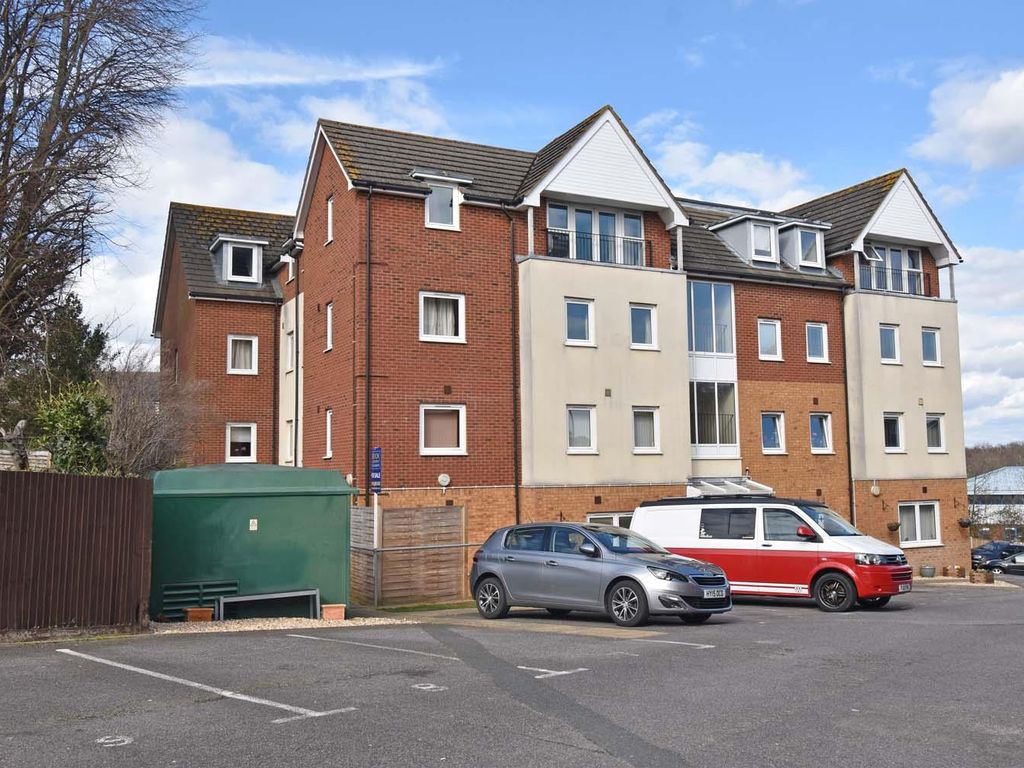 2 bed flat for sale in Bastins Close, Park Gate, Southampton SO31, £209,950