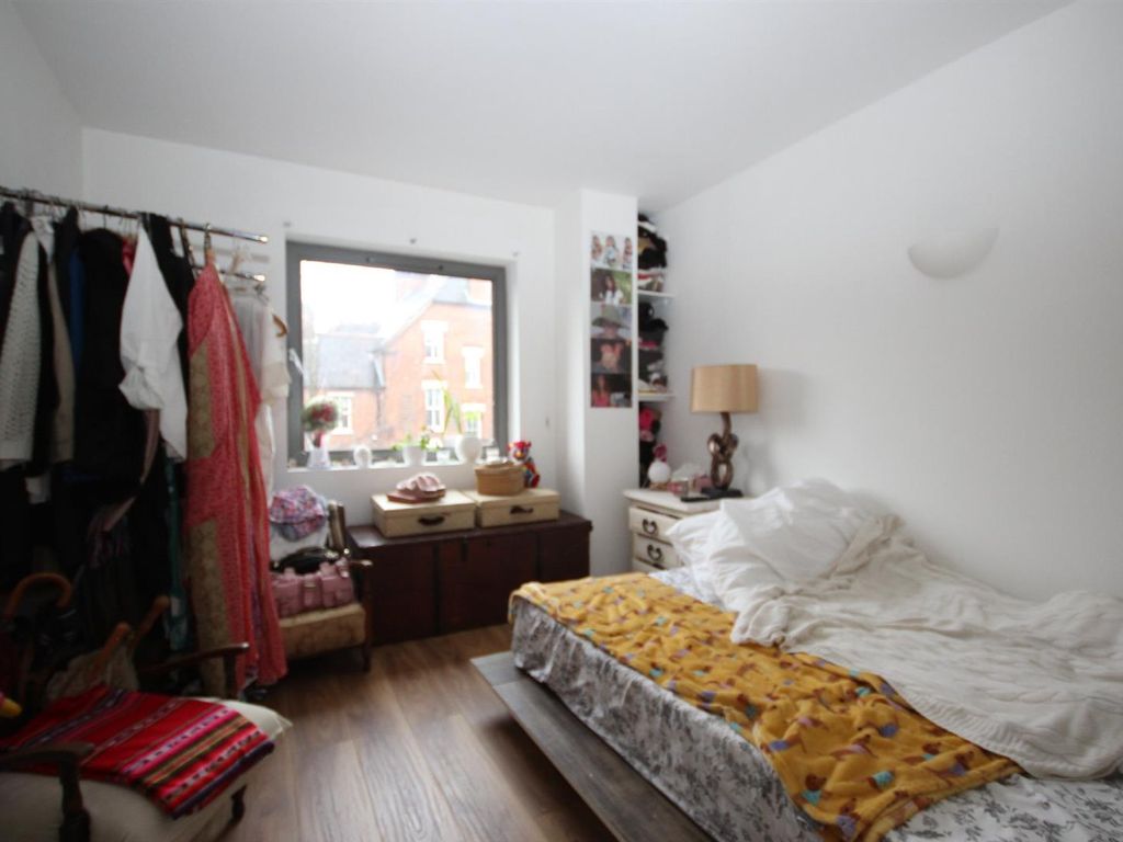 2 bed flat for sale in Goldington Road, Bedford MK40, £195,000