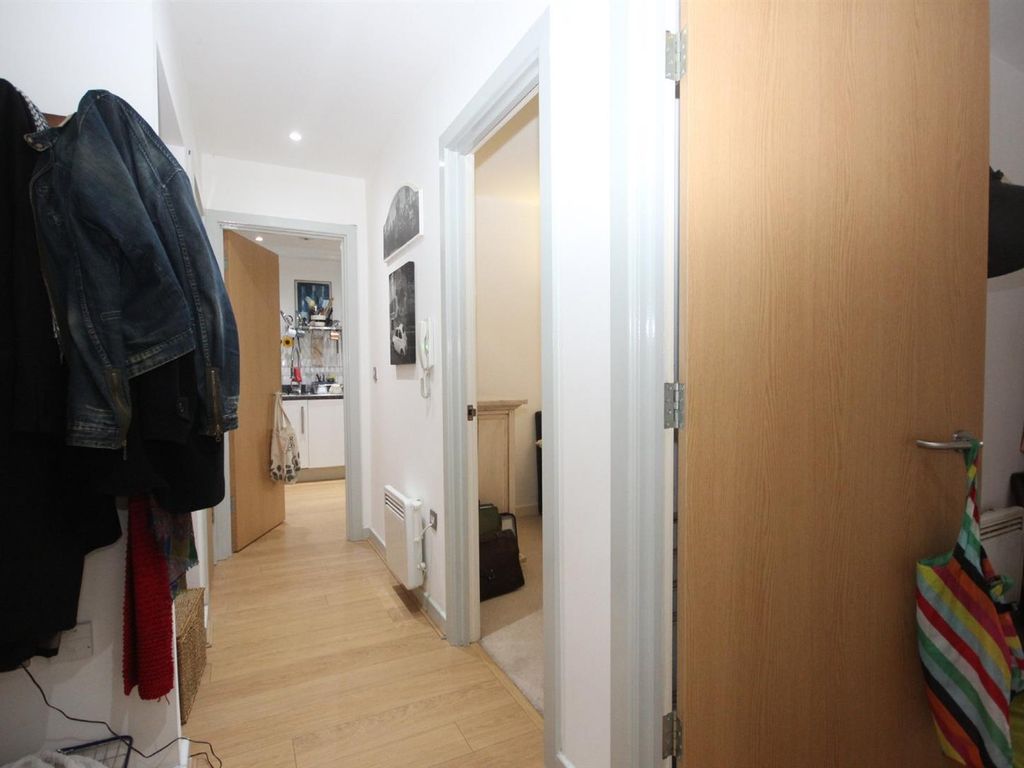 2 bed flat for sale in Goldington Road, Bedford MK40, £195,000