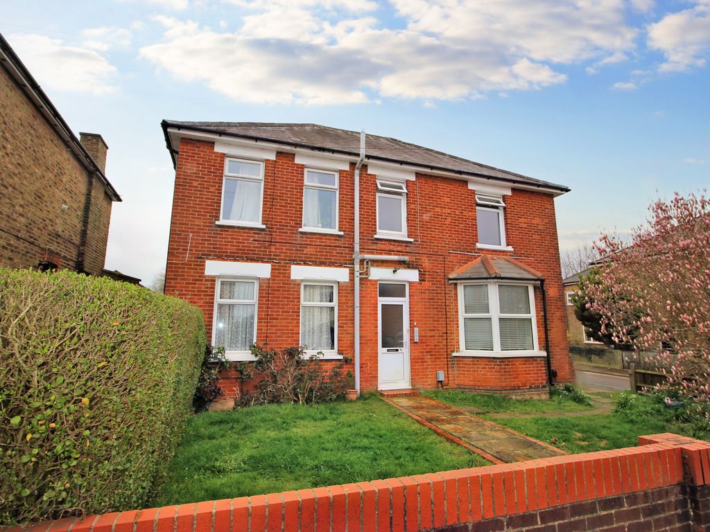 1 bed flat for sale in Manor Road, Guildford GU2, £172,500