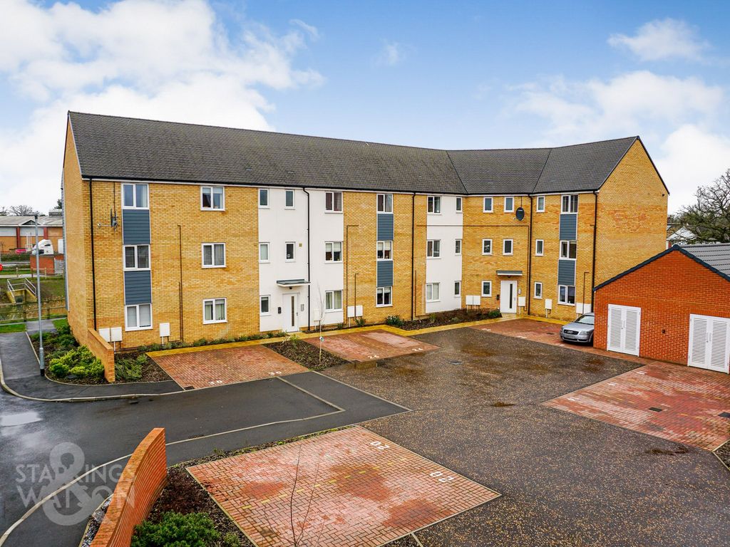 2 bed flat for sale in Tipperary Avenue, Wymondham NR18, £180,000