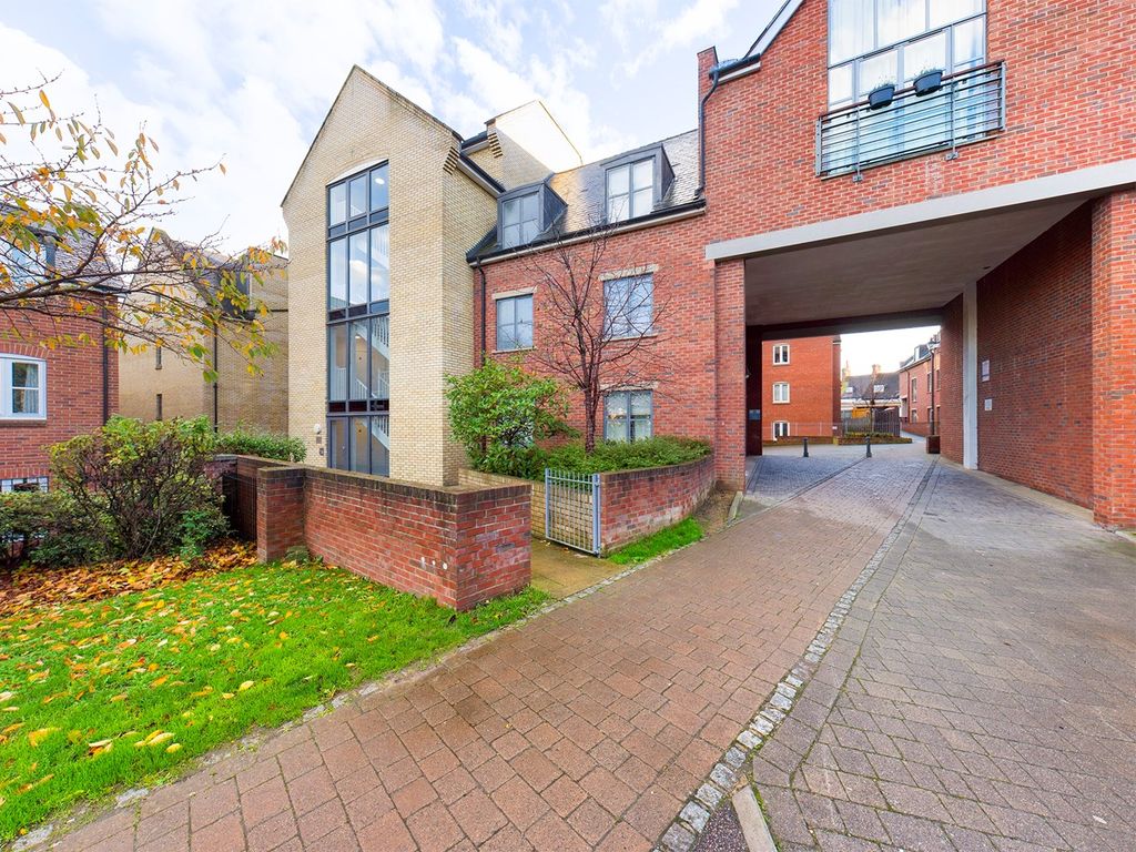 2 bed flat for sale in Coopers Yard, Paynes Park, Hitchin SG5, £275,000