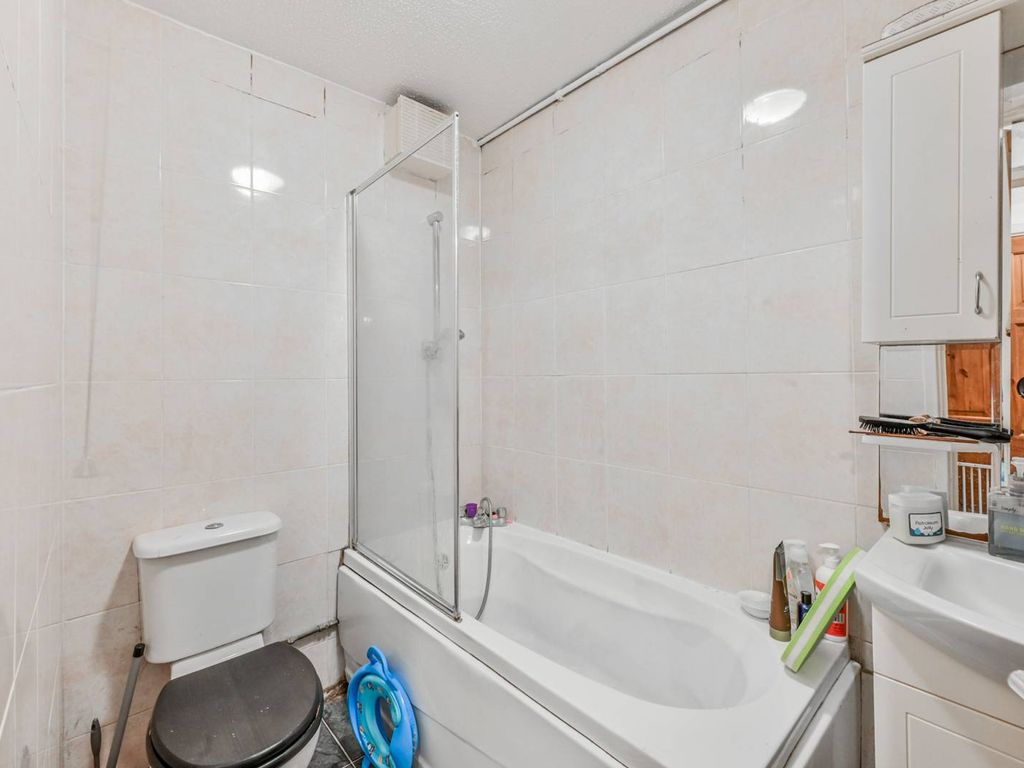 1 bed flat for sale in The Sandlings, Wood Green, London N22, £250,000