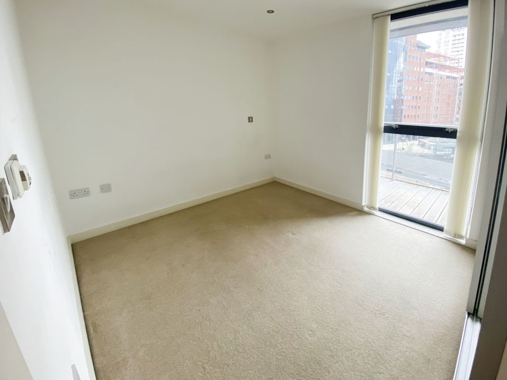 1 bed flat for sale in The Quays, Salford M50, £160,000