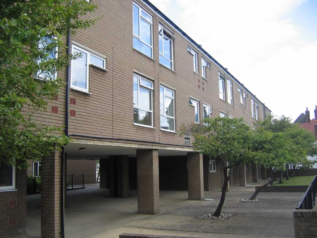 1 bed flat for sale in Watling Court, High Street WD6, £197,500