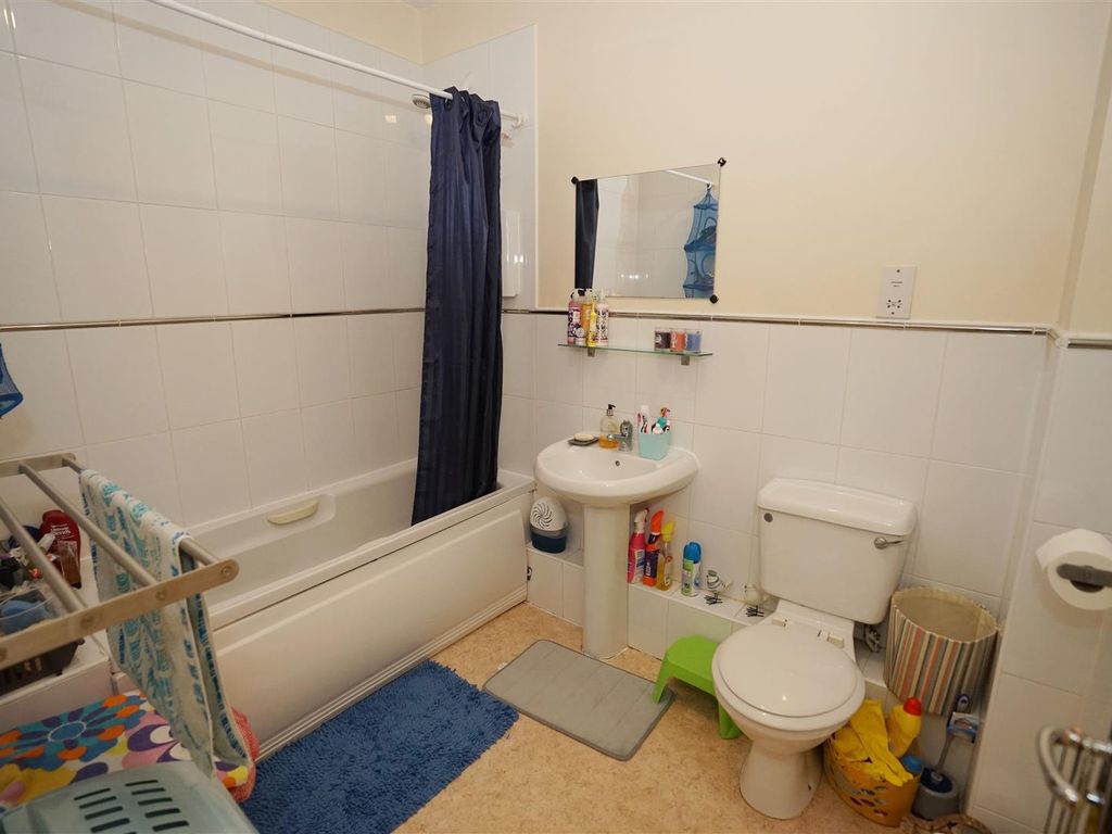 2 bed flat for sale in Spencers Wood, Bromley Cross, Bolton BL7, £95,000
