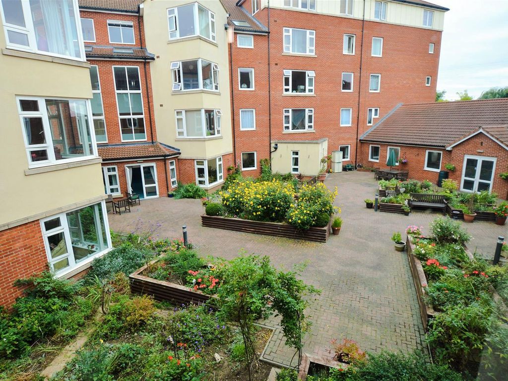1 bed flat for sale in Northampton Avenue, Slough SL1, £145,000