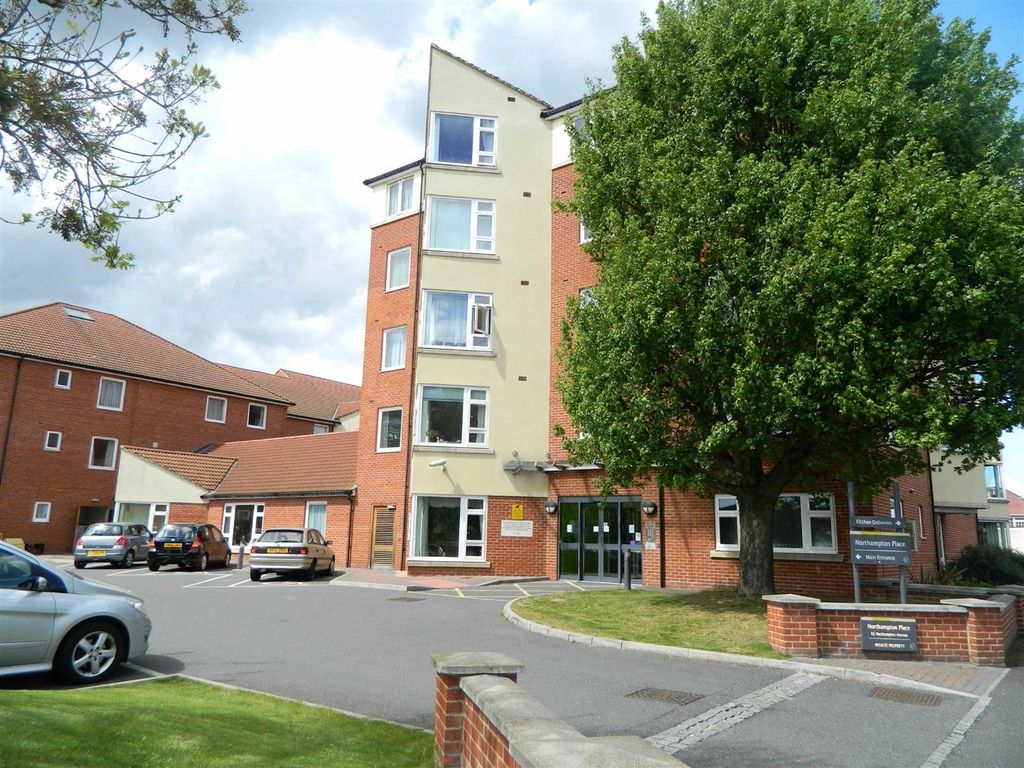 1 bed flat for sale in Northampton Avenue, Slough SL1, £145,000