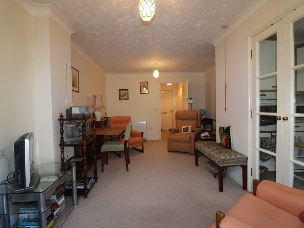 1 bed flat for sale in Potters Court, Potters Bar EN6, £145,000