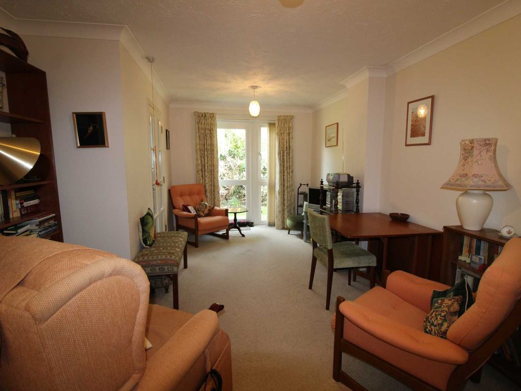 1 bed flat for sale in Potters Court, Potters Bar EN6, £145,000