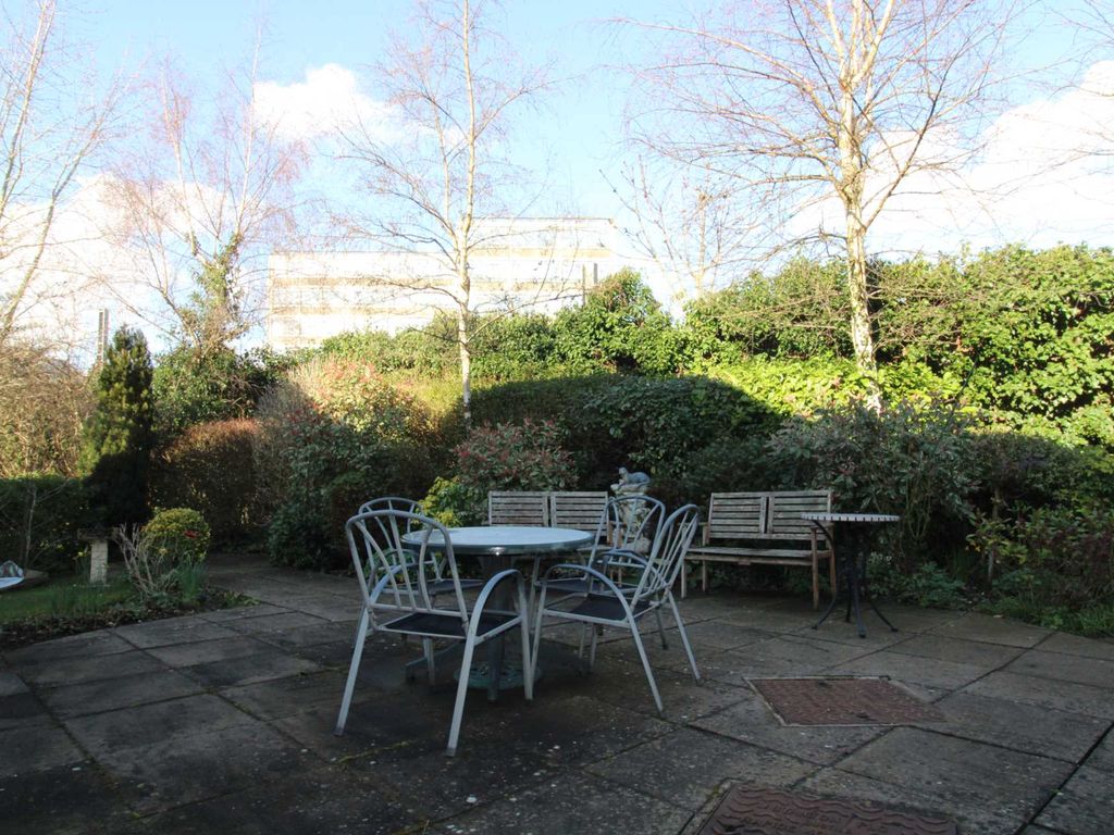 1 bed flat for sale in Potters Court, Potters Bar EN6, £145,000